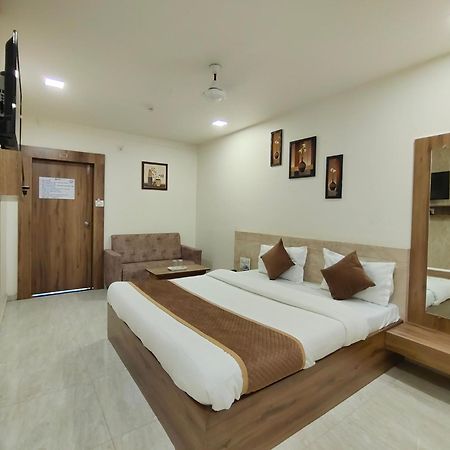 Hotel Palm Residency Ahmedabad Eksteriør billede