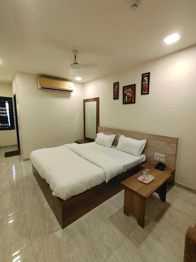 Hotel Palm Residency Ahmedabad Eksteriør billede