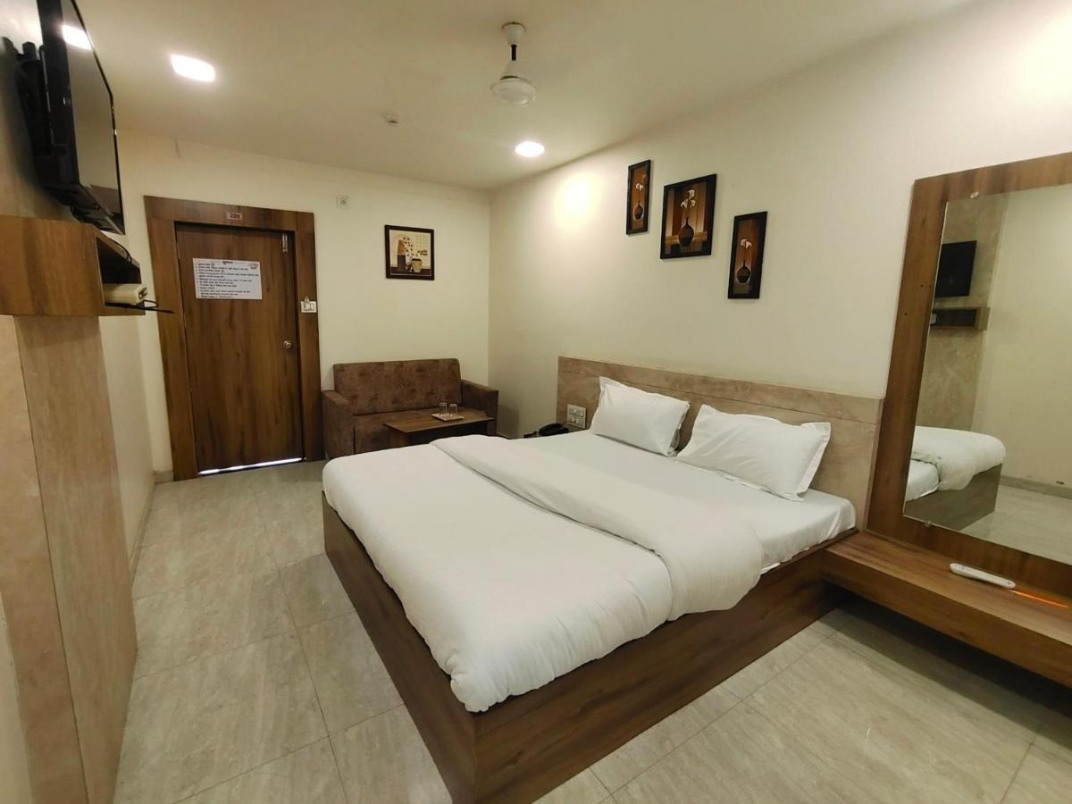 Hotel Palm Residency Ahmedabad Eksteriør billede