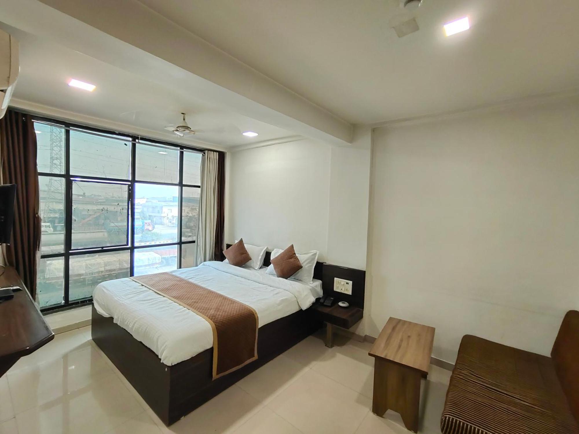 Hotel Palm Residency Ahmedabad Eksteriør billede