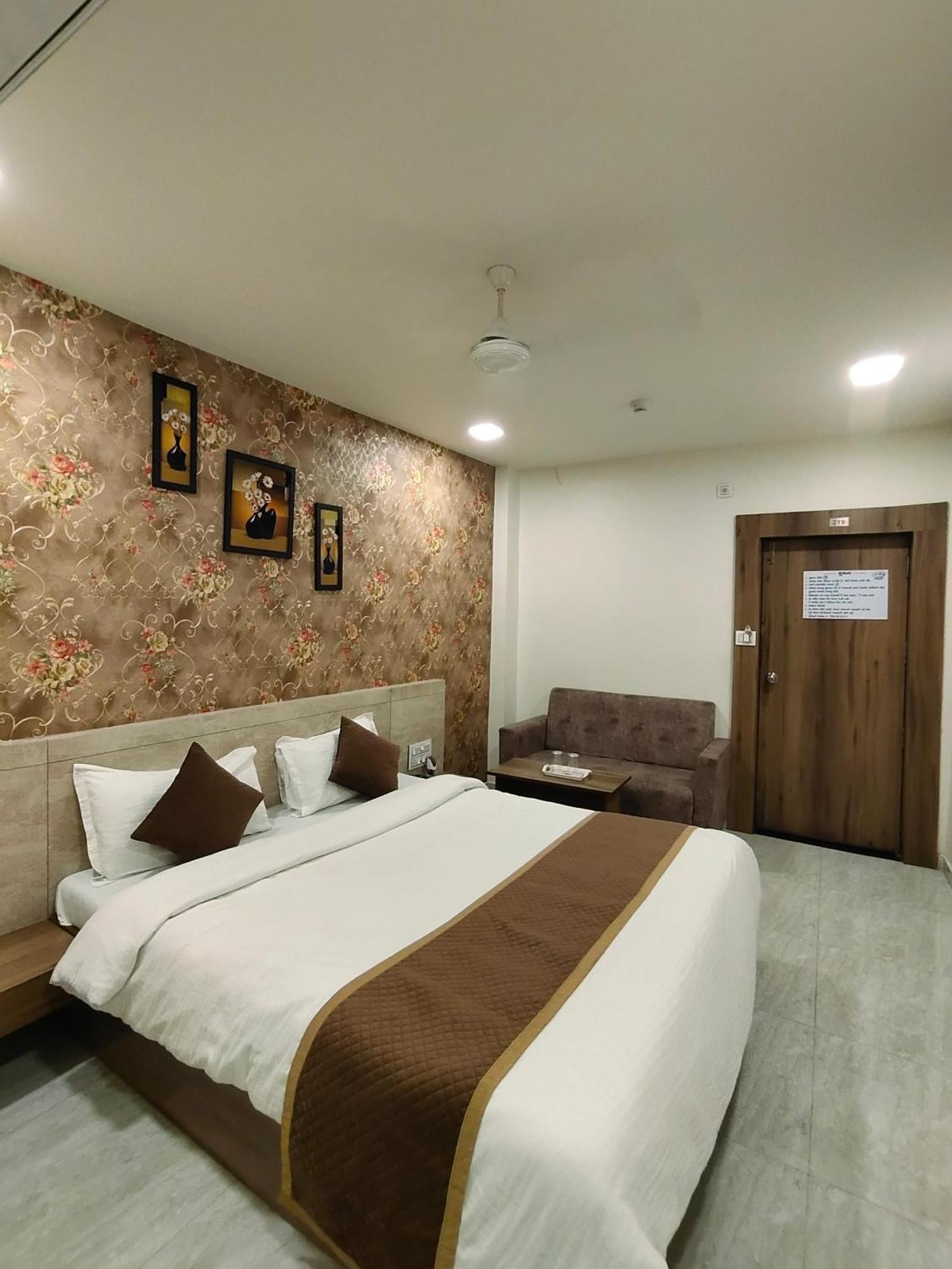 Hotel Palm Residency Ahmedabad Eksteriør billede