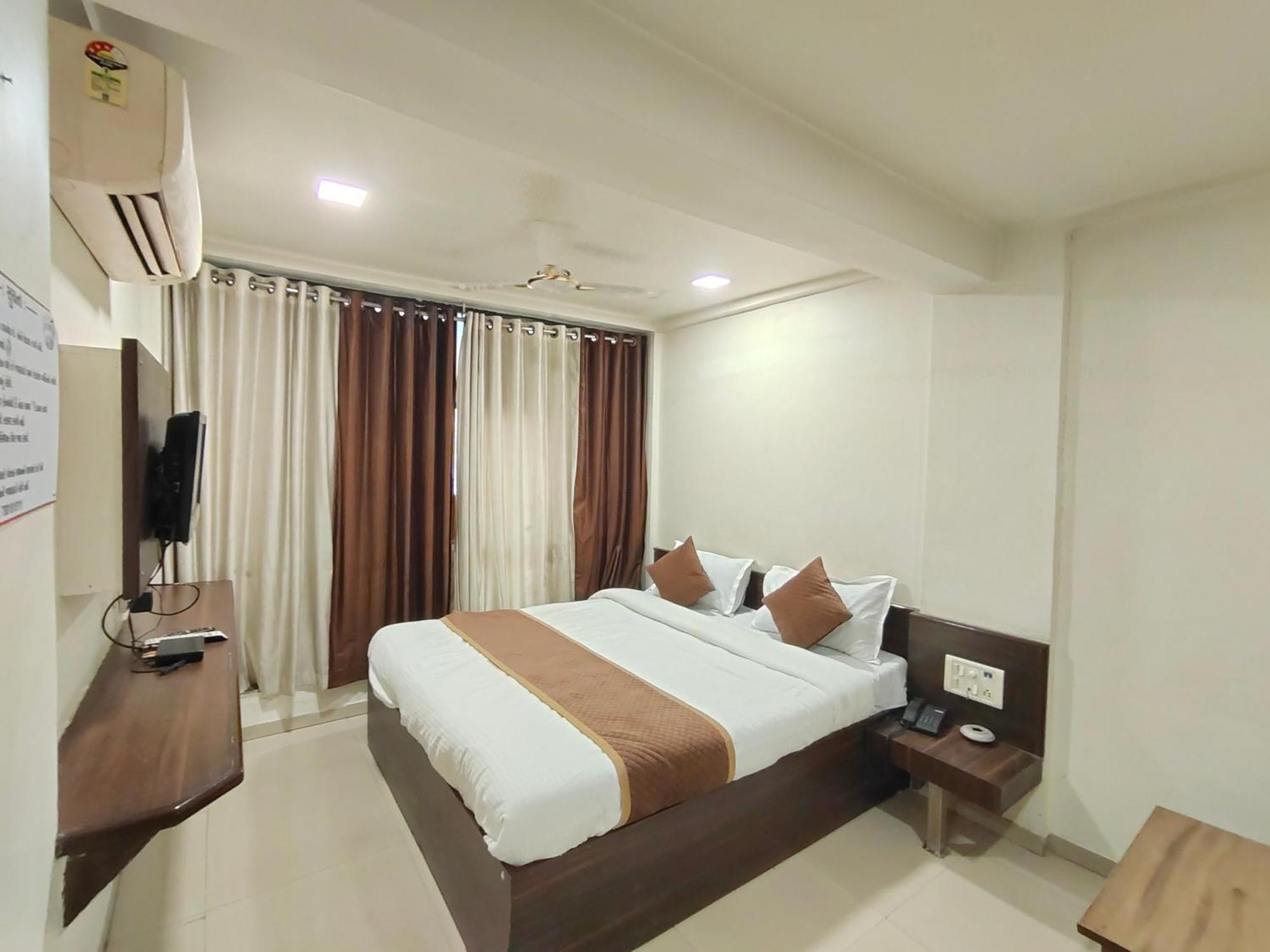 Hotel Palm Residency Ahmedabad Eksteriør billede