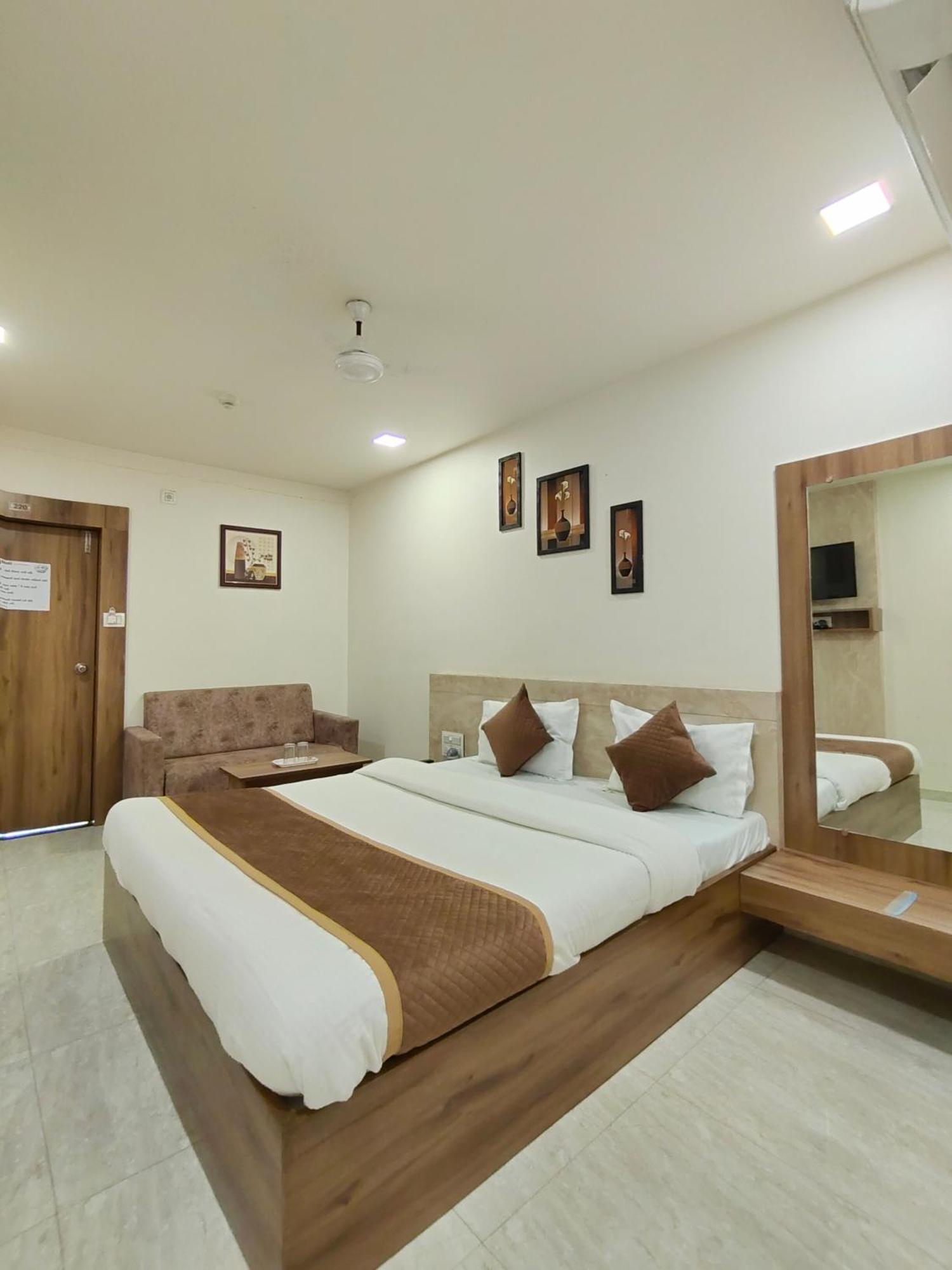 Hotel Palm Residency Ahmedabad Eksteriør billede