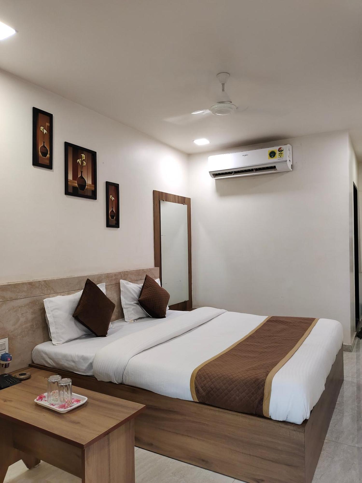 Hotel Palm Residency Ahmedabad Eksteriør billede