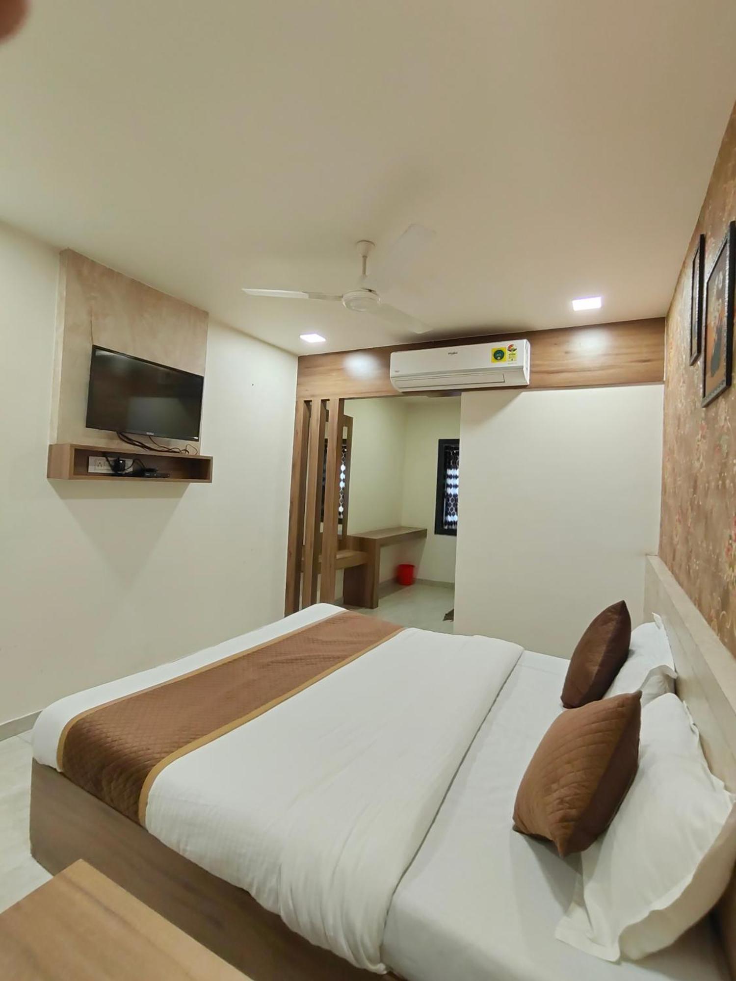 Hotel Palm Residency Ahmedabad Eksteriør billede